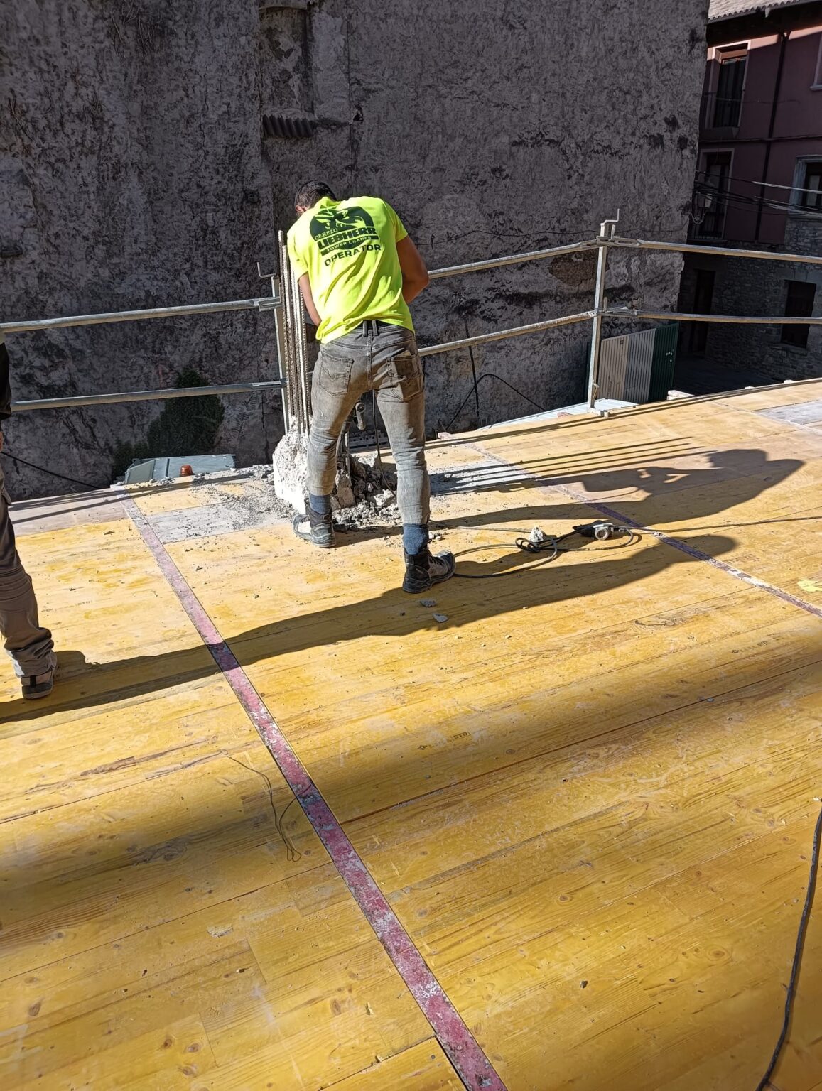 Detalle de la colocación de un nuevo suelo (parquet o baldosa) y pintura.