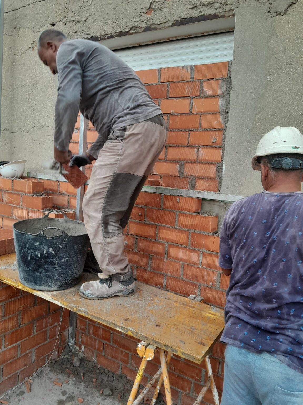 Maquinaria pesada (grúa, excavadora) utilizada en la fase inicial de la obra.