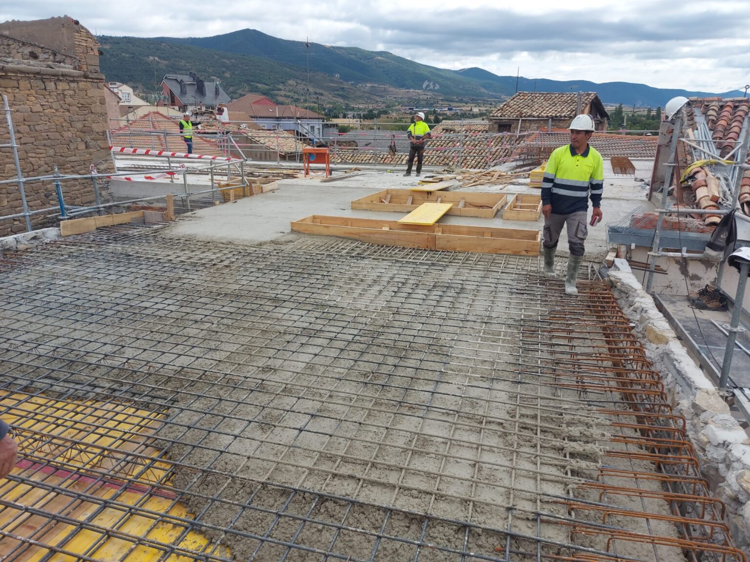 Un equipo de arquitectos o técnicos de Soukmar revisando planos en la obra.