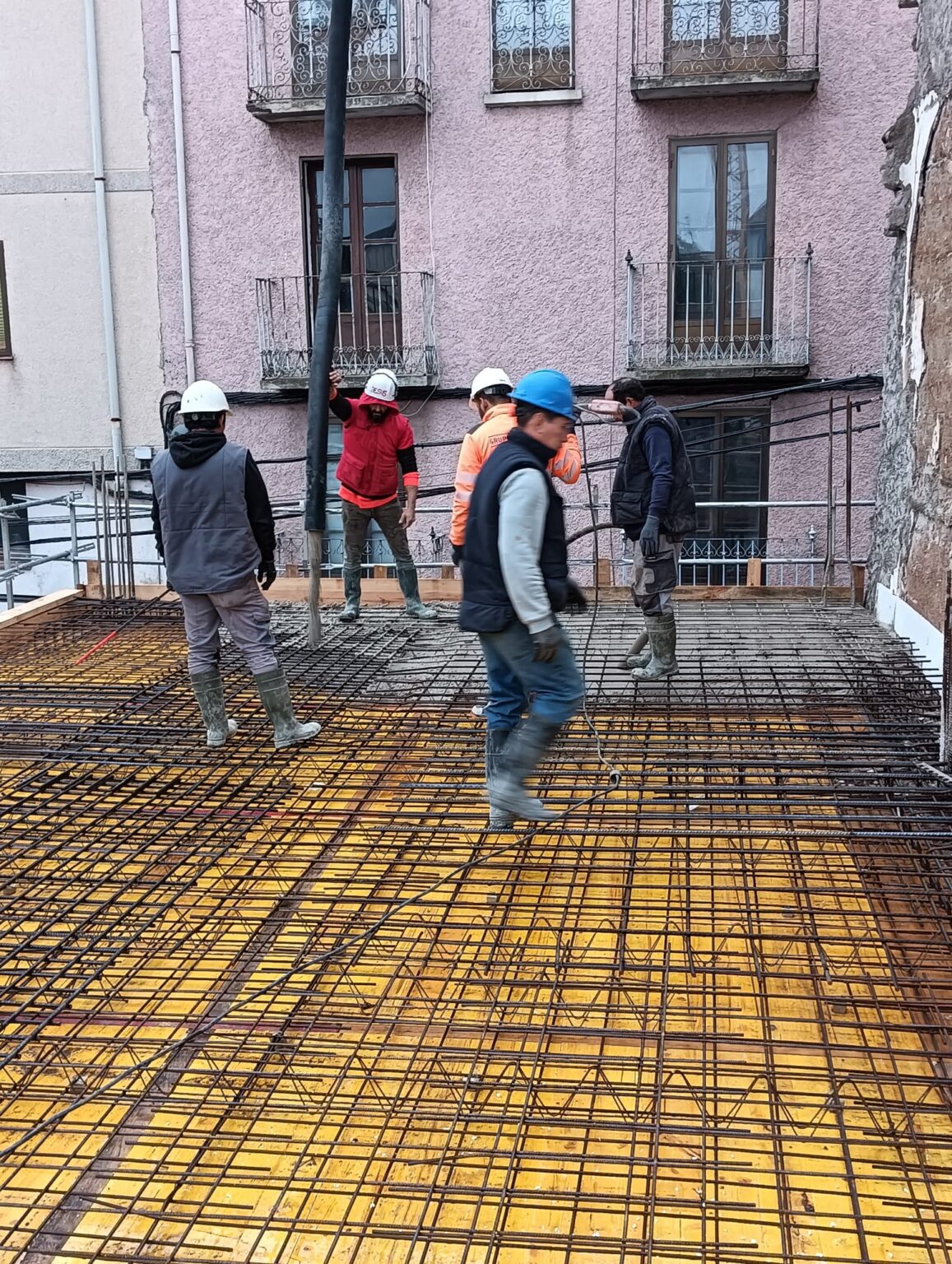 alicatados o azulejos nuevos en la pared de un baño.